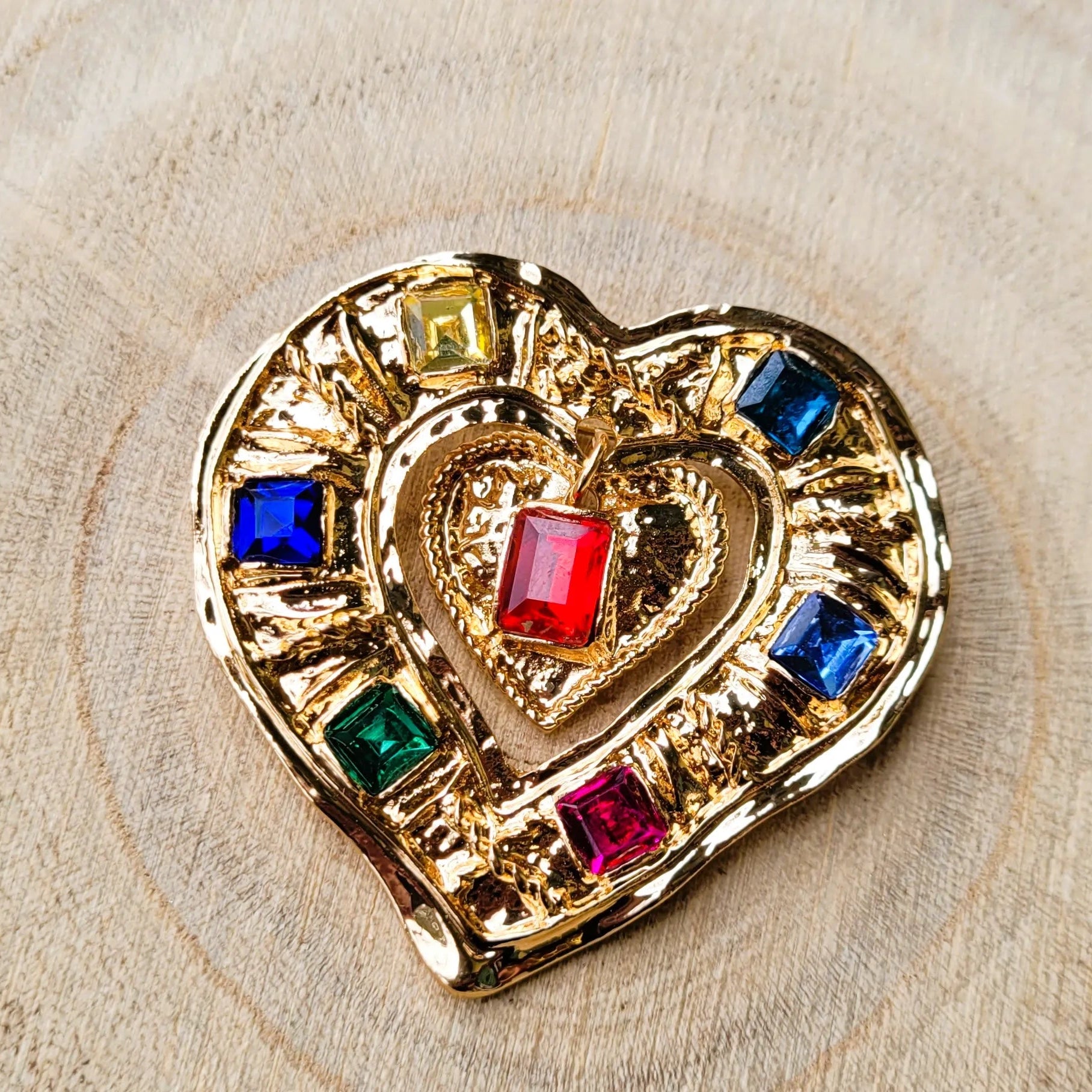 broche dorée Aphrodite, une broche cœur colorée