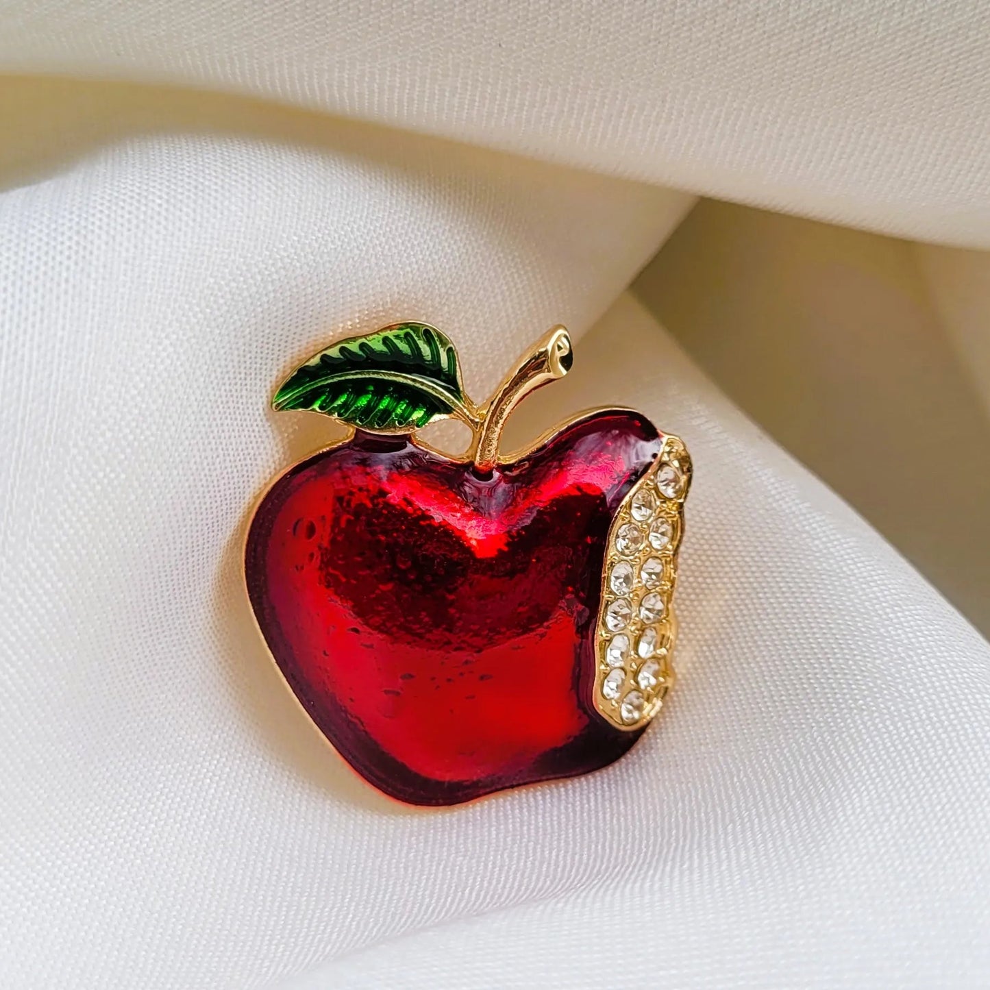 broche dorée Ariane, une broche moderne fantaisie