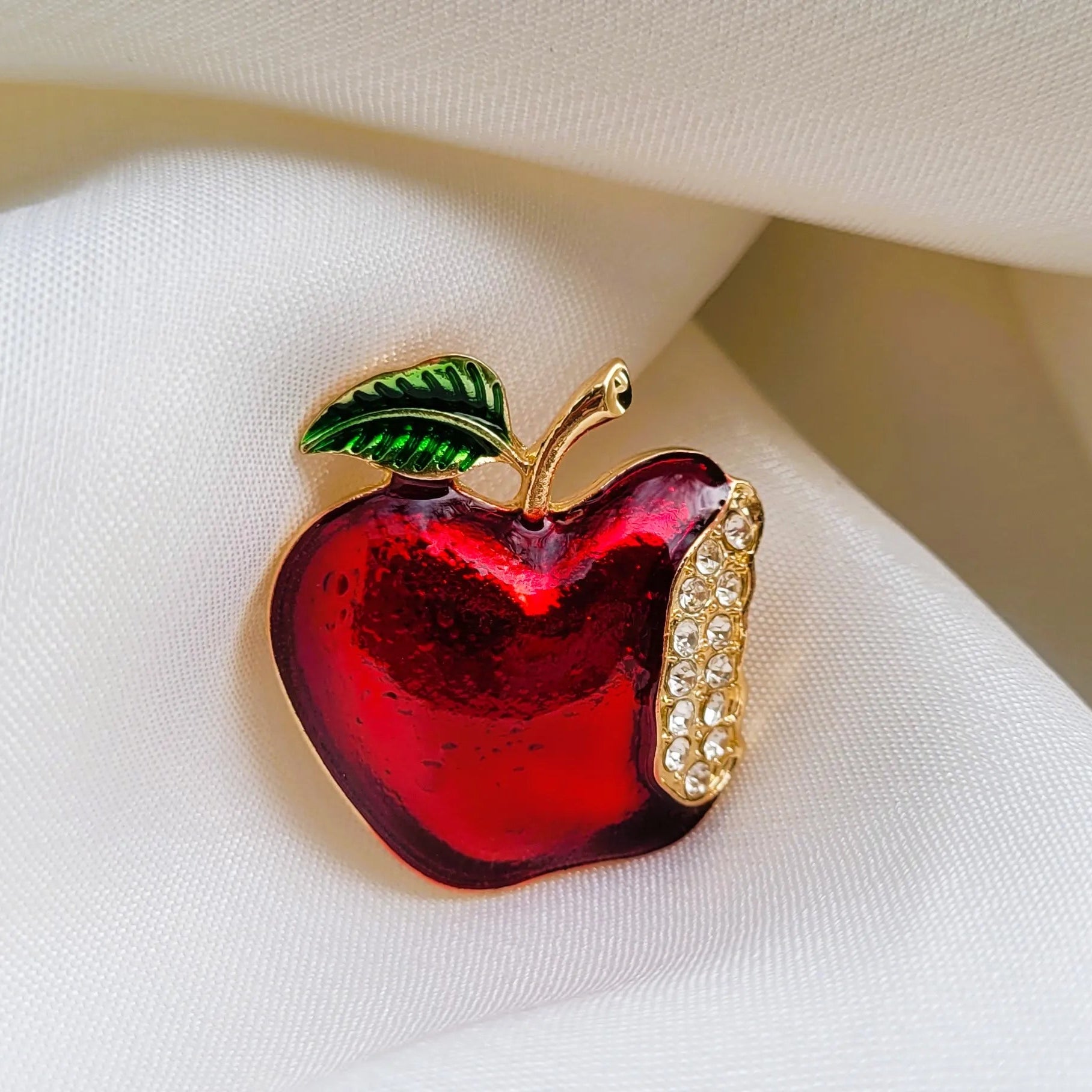 broche dorée Ariane, une broche moderne fantaisie