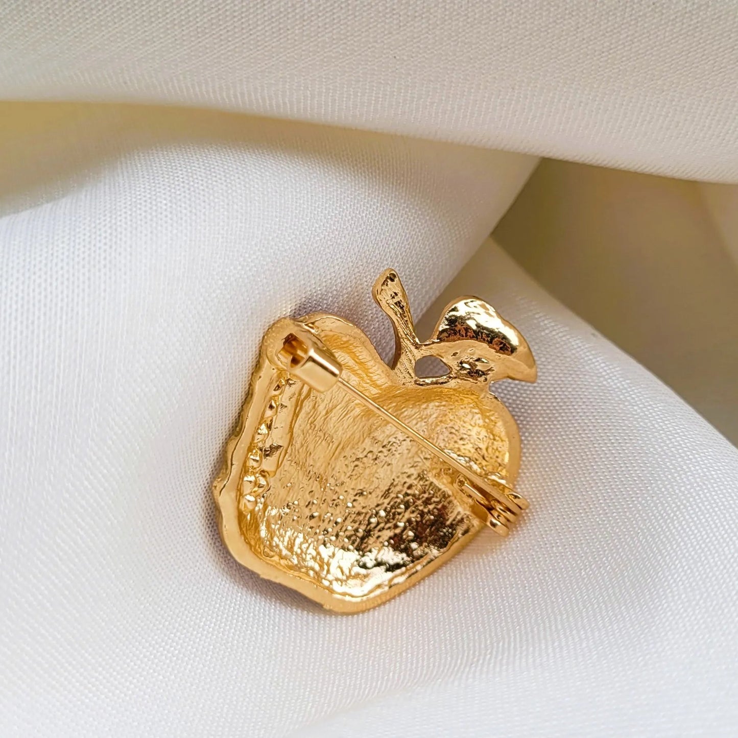 broche dorée Ariane, une broche moderne pomme irrésistible