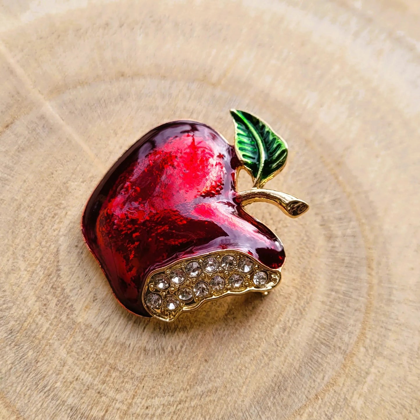 broche dorée Ariane, une broche pomme irrésistible pour vêtement 