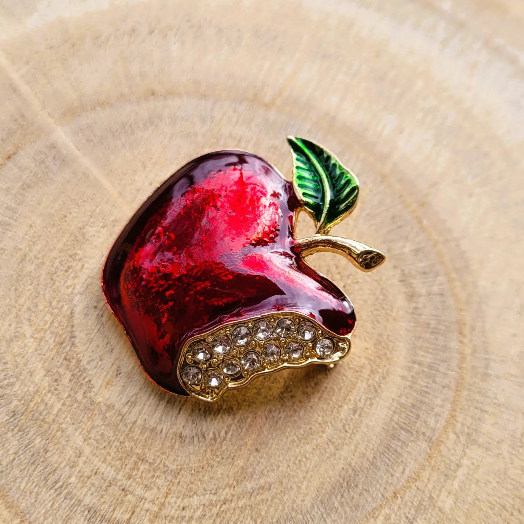 broche dorée Ariane, une broche pomme irrésistible pour vêtement 