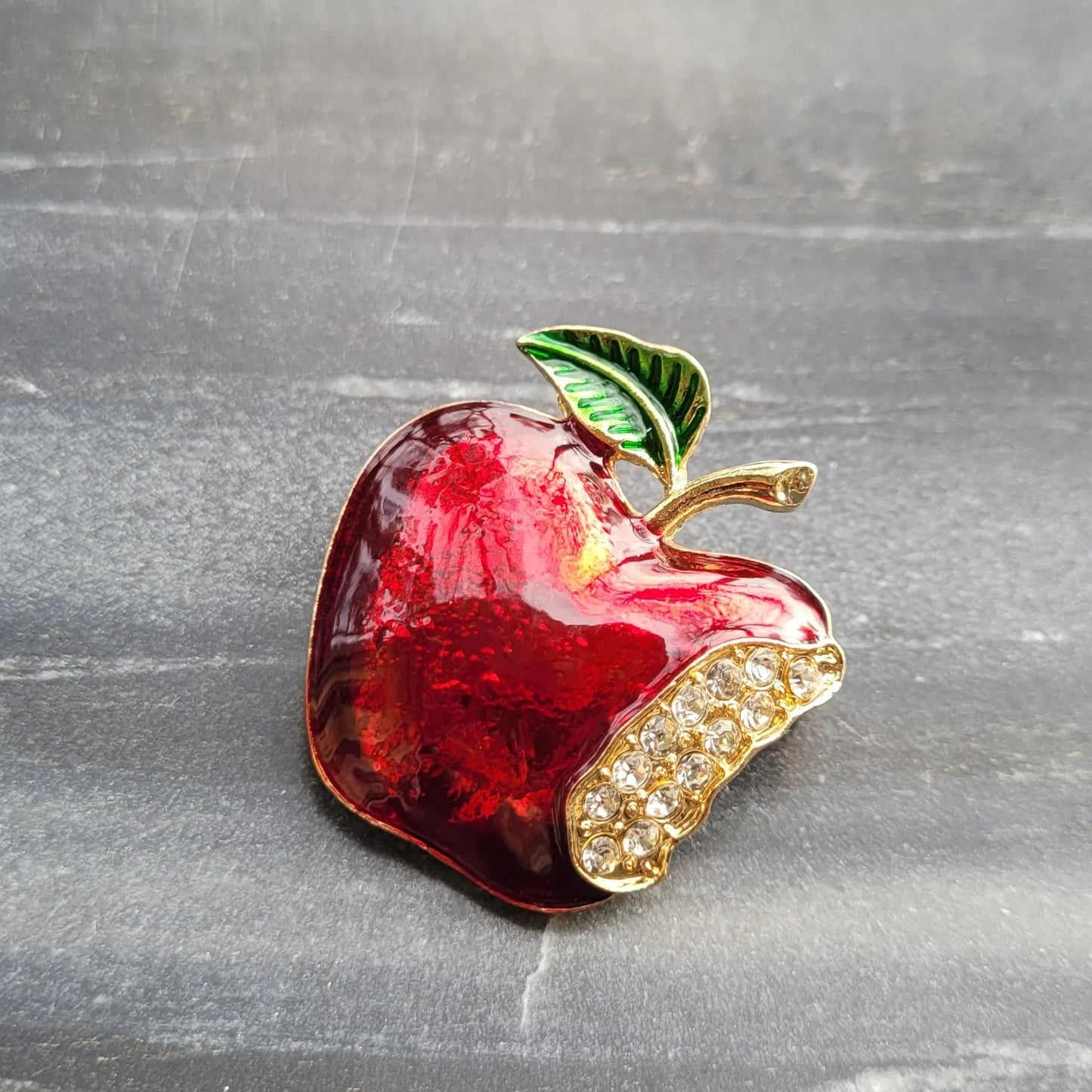 broche dorée Ariane, une broche pomme irrésistible pour vêtement de femme