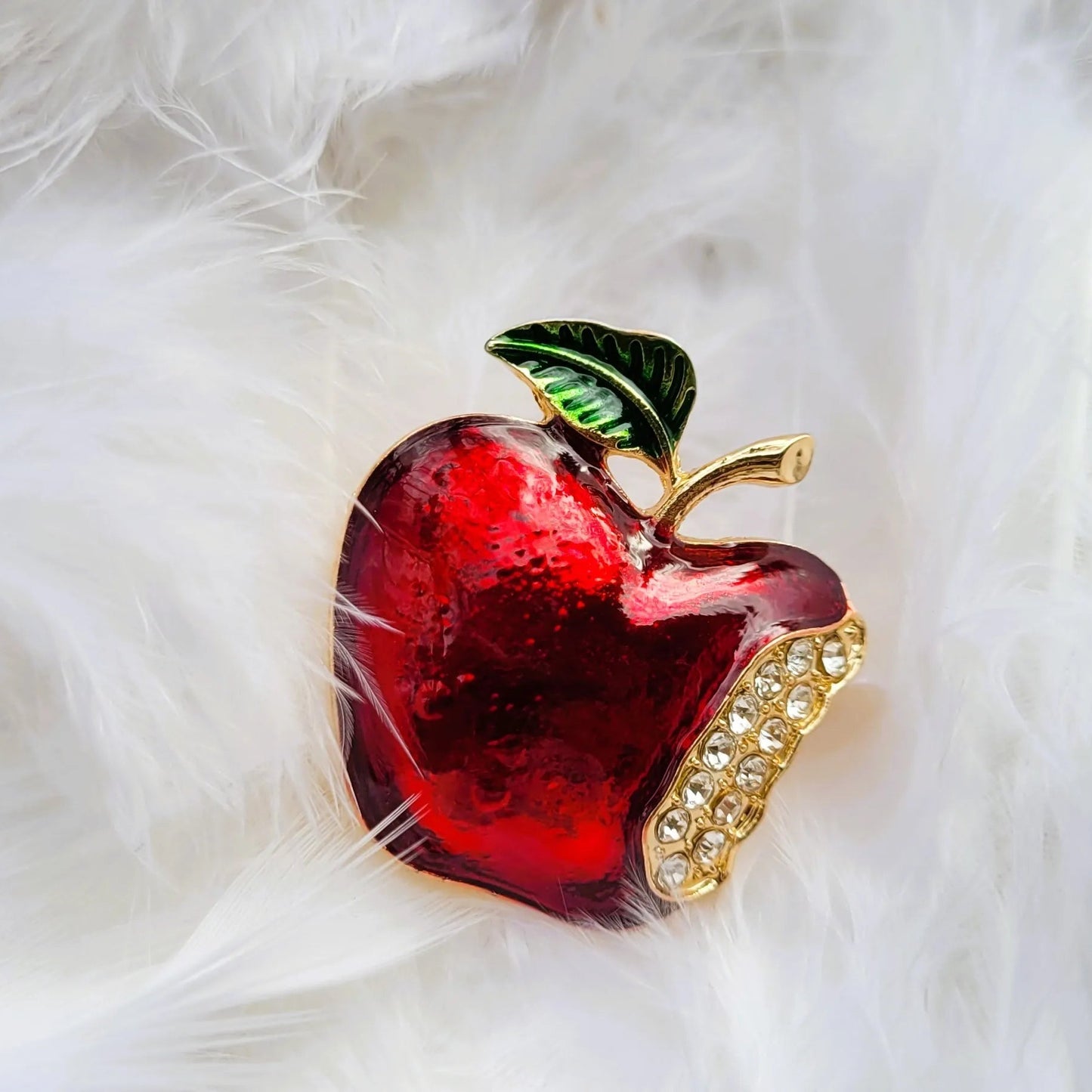 broche dorée Ariane, un bijou pomme irrésistible