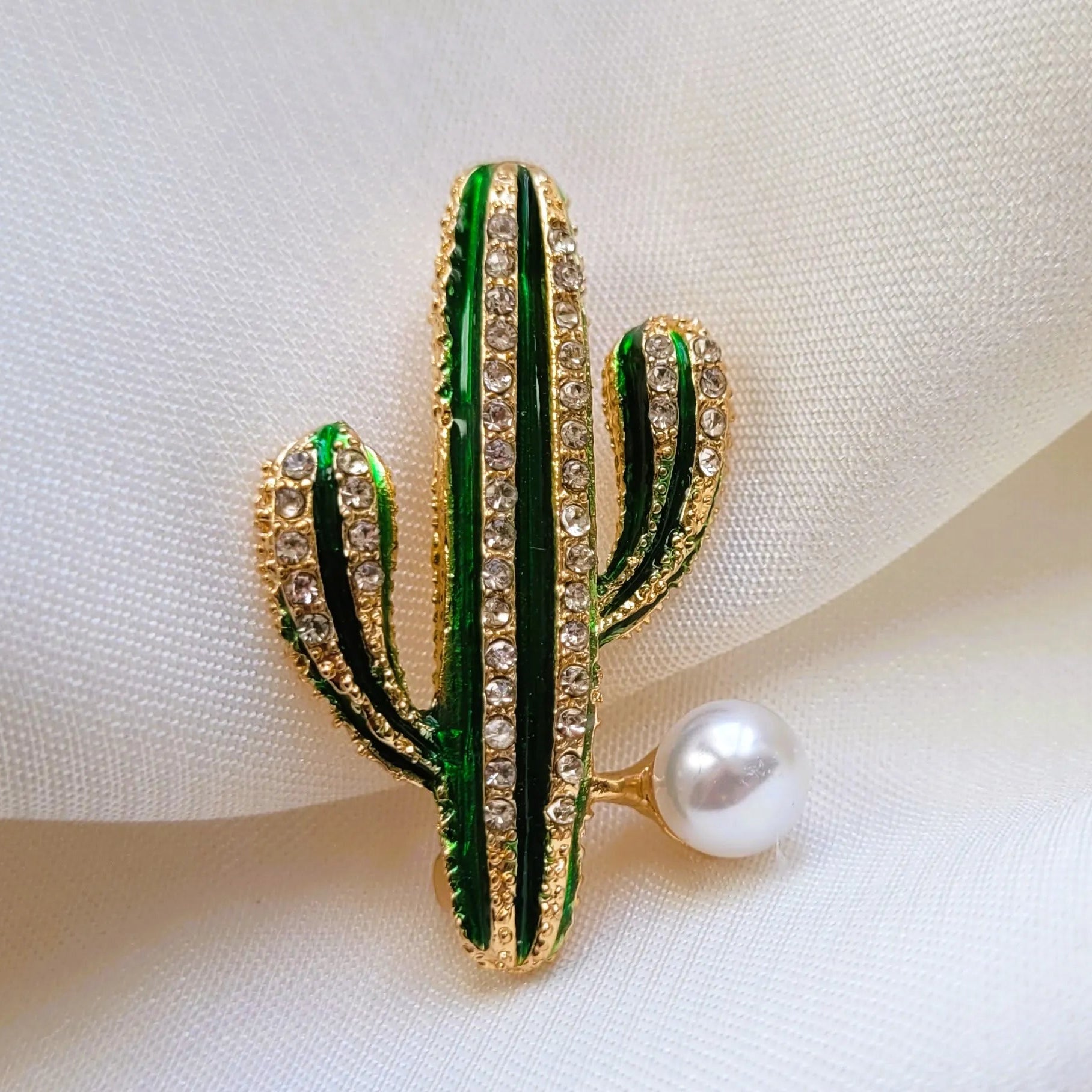 broche dorée Arizona, une broche moderne fantaisie inspirée de la nature