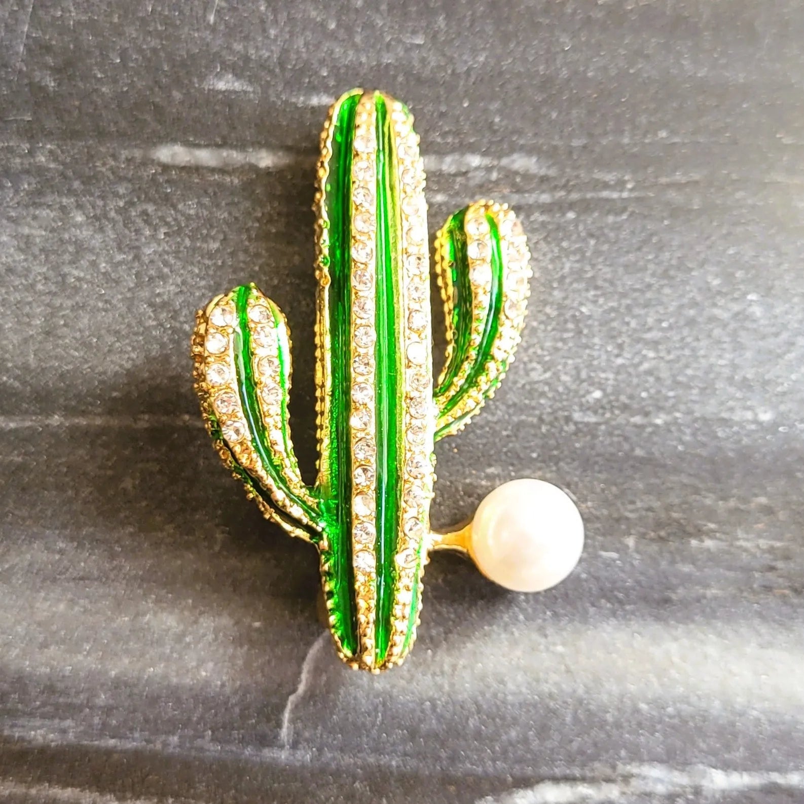 broche dorée Arizona, une broche végétale d’un délicat cactus lumineux pour vêtement de femme