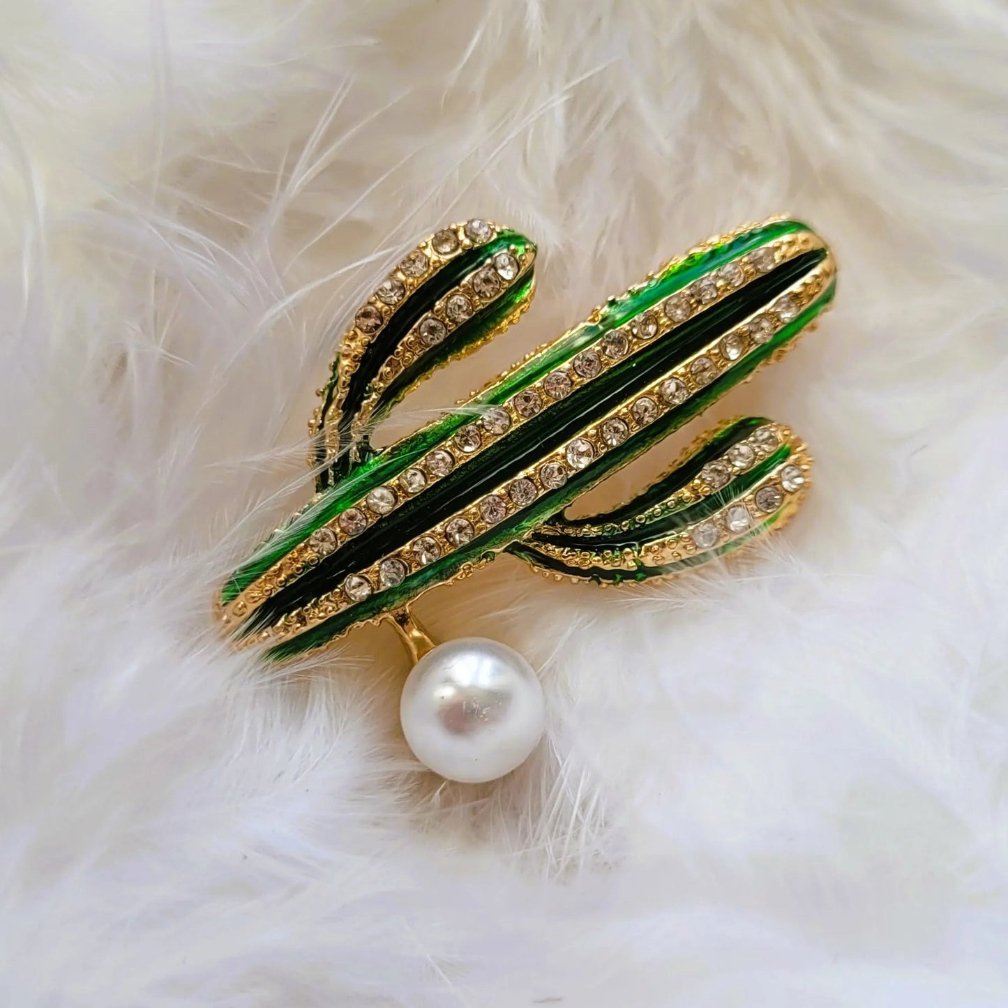 broche dorée Arizona, un bijou végétal d’un délicat cactus lumineux