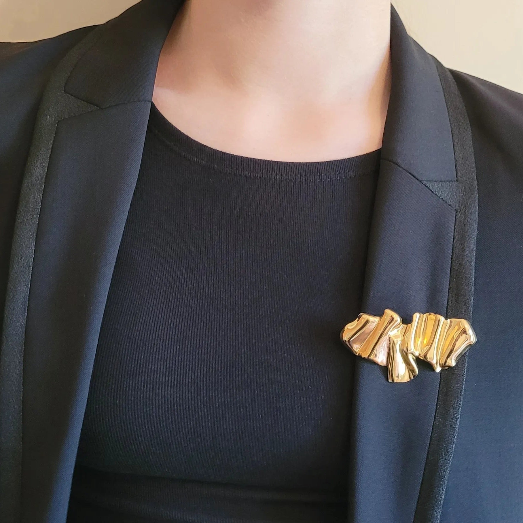 broche dorée Asmée, une broche sculpturale pour vêtement de femme, tendance en 2025