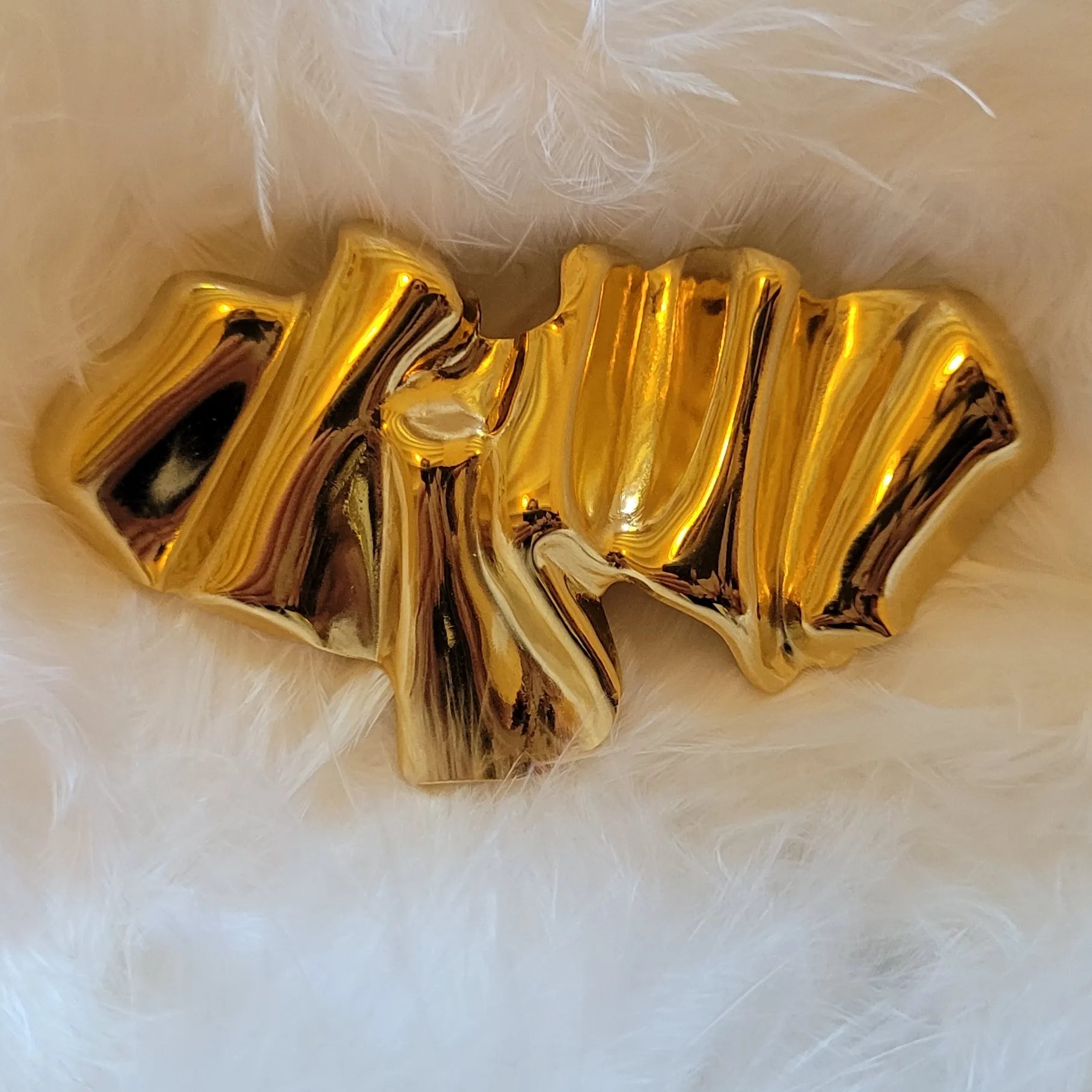 broche dorée Asmée, une broche moderne et graphique pour vêtement de femme