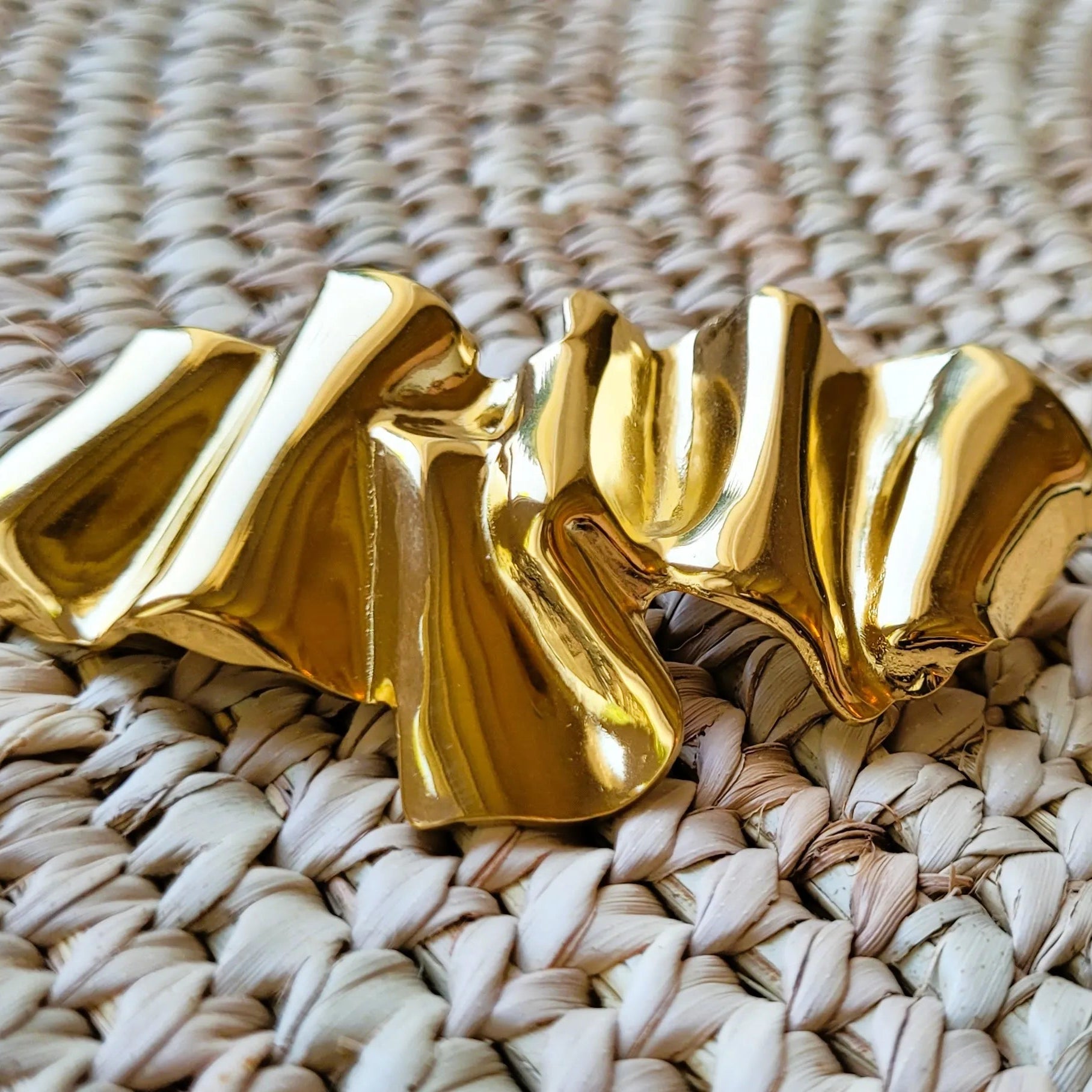 broche dorée Asmée, un bijou sculptural, tendance en 2025