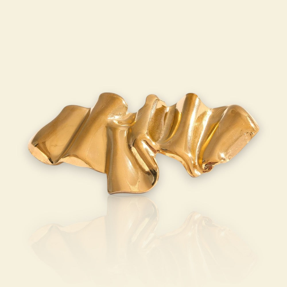 broche dorée Asmée, une broche bijou sculpturale, bijou tendance en 2025