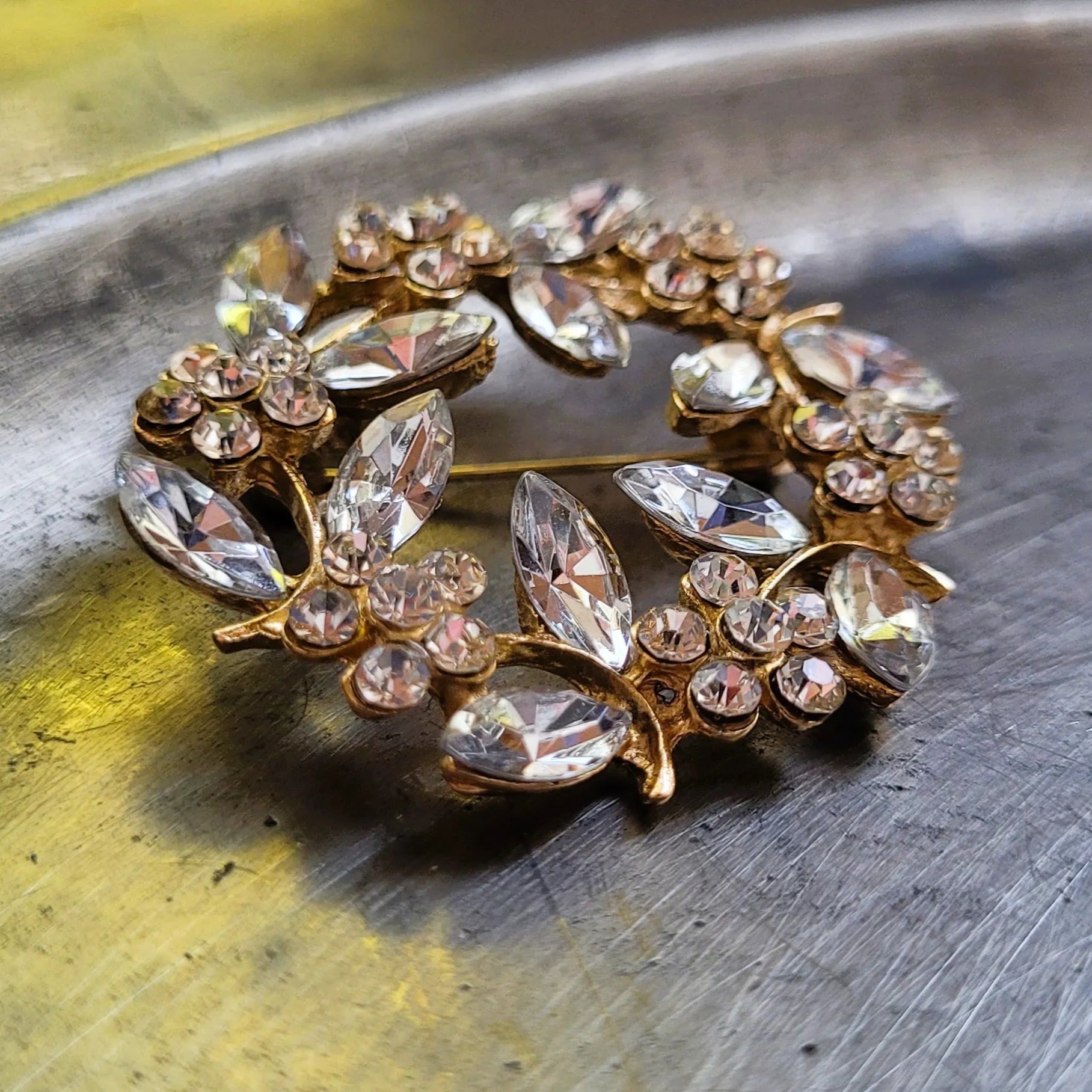 broche dorée Aura, une broche en forme de couronne éclatante pour vêtement de femme, tendance en 2025