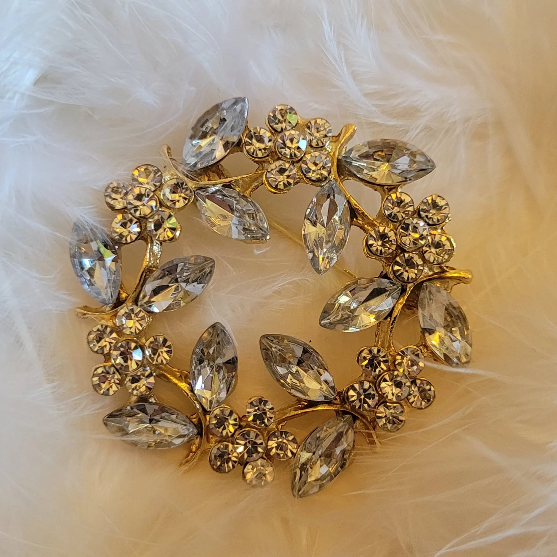 broche dorée Aura, un bijou au design élégant