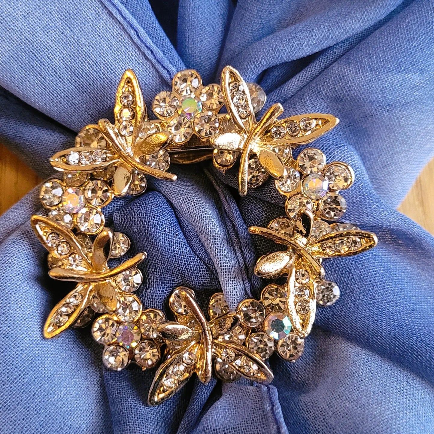 broche dorée Aurélis, une boucle pour foulard en forme de couronne de strass et papillons