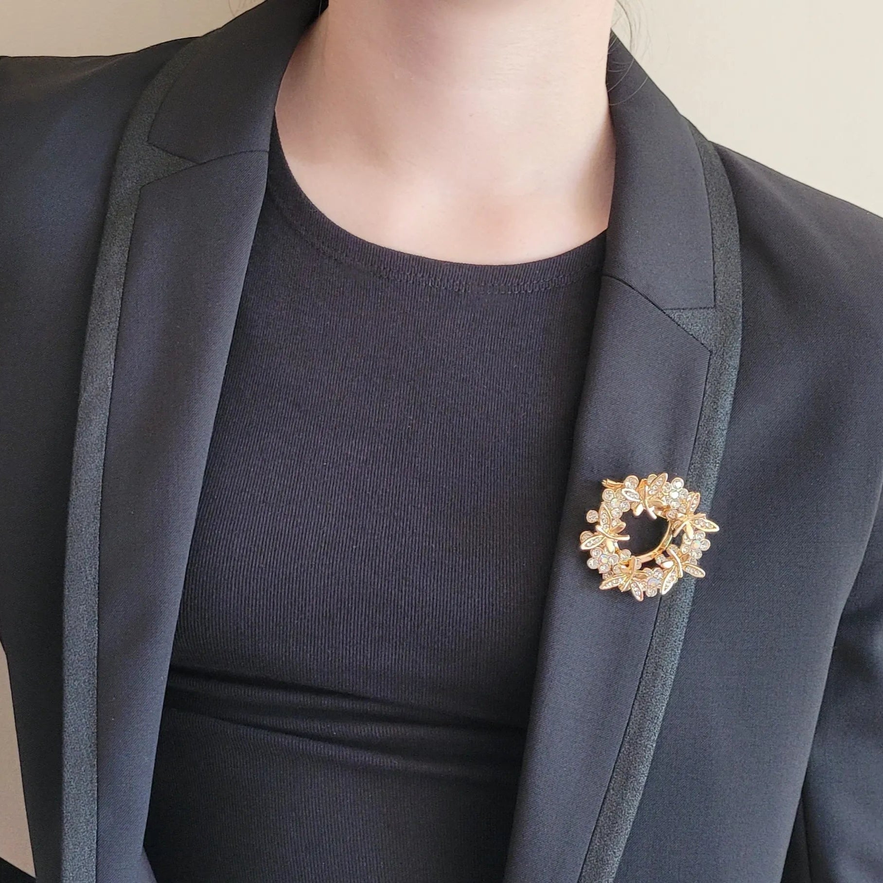 broche dorée Aurélis, une broche en forme de couronne de strass et papillons pour femme chic