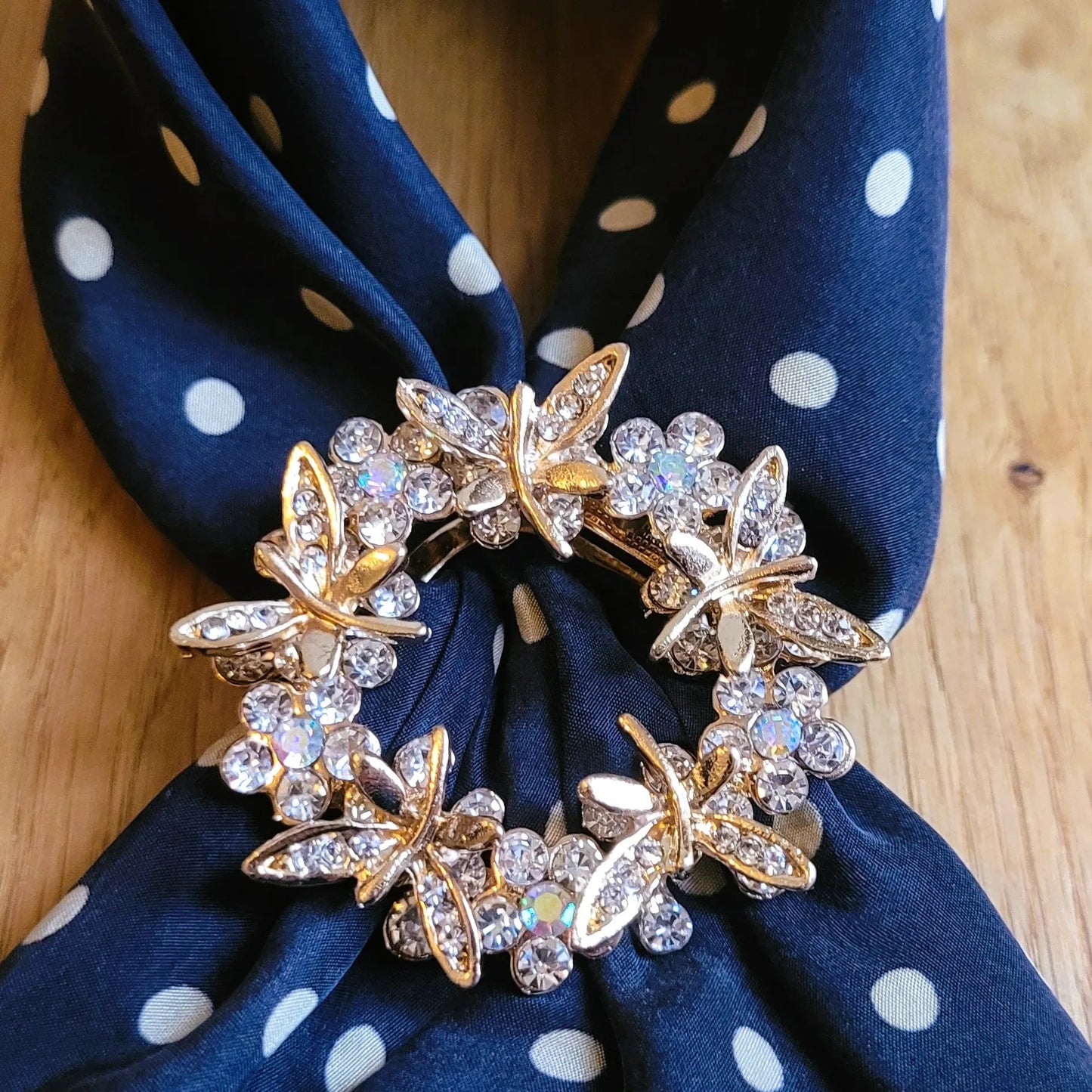 broche dorée Aurélis, une broche de foulard en forme de couronne de strass et papillons