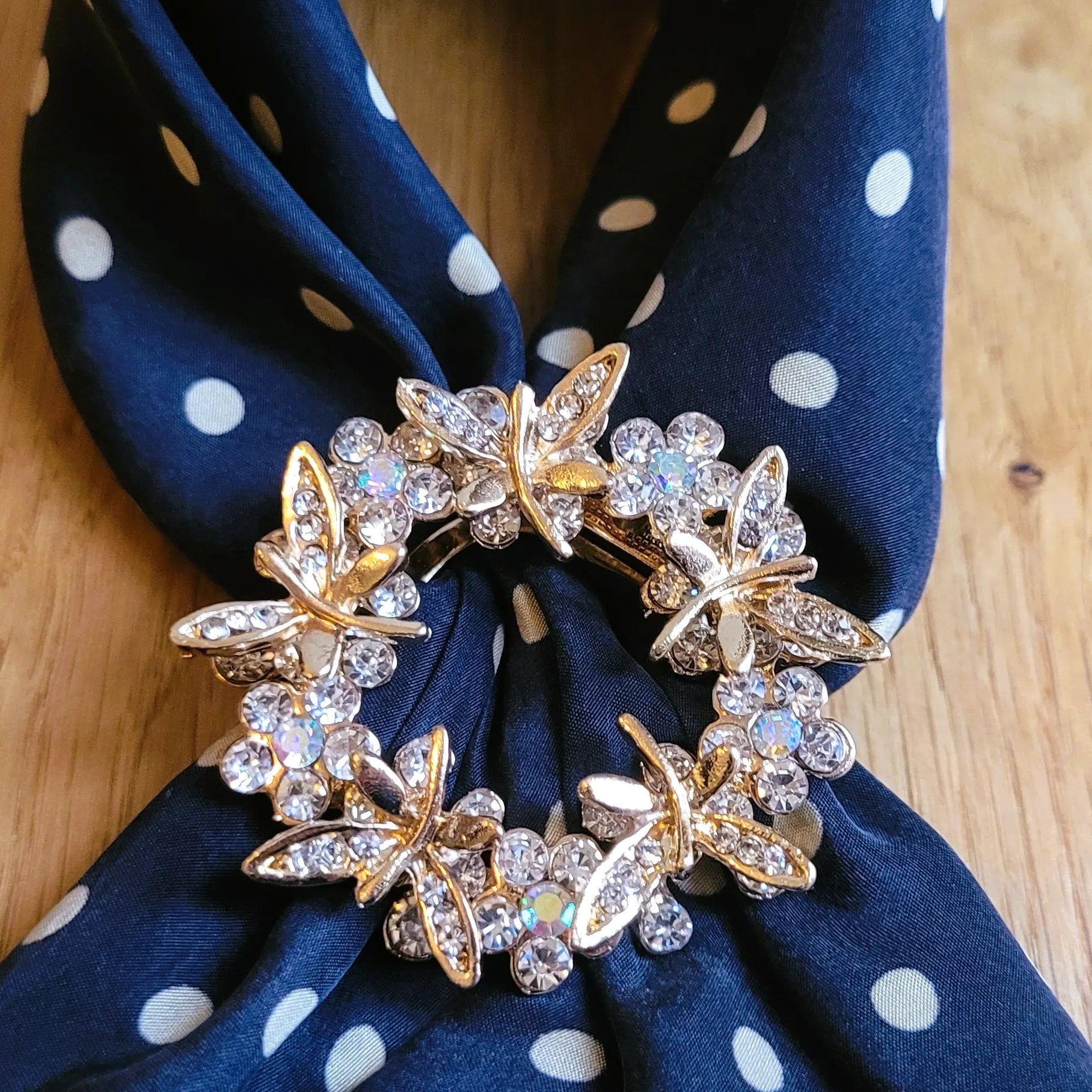 broche dorée Aurélis, une broche de foulard en forme de couronne de strass et papillons