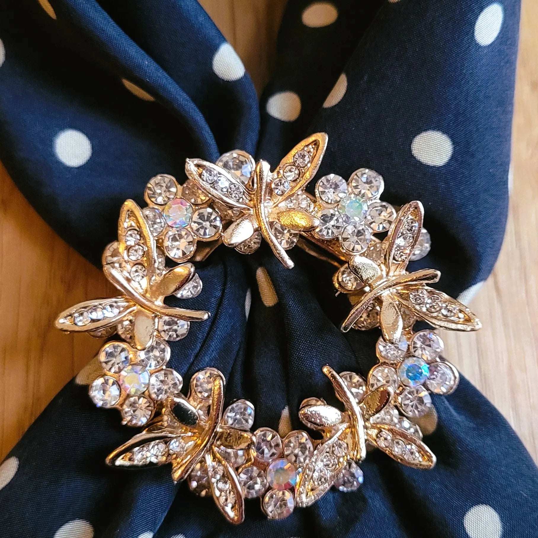 broche dorée Aurélis, une broche pour foulard en forme de couronne de strass et papillons