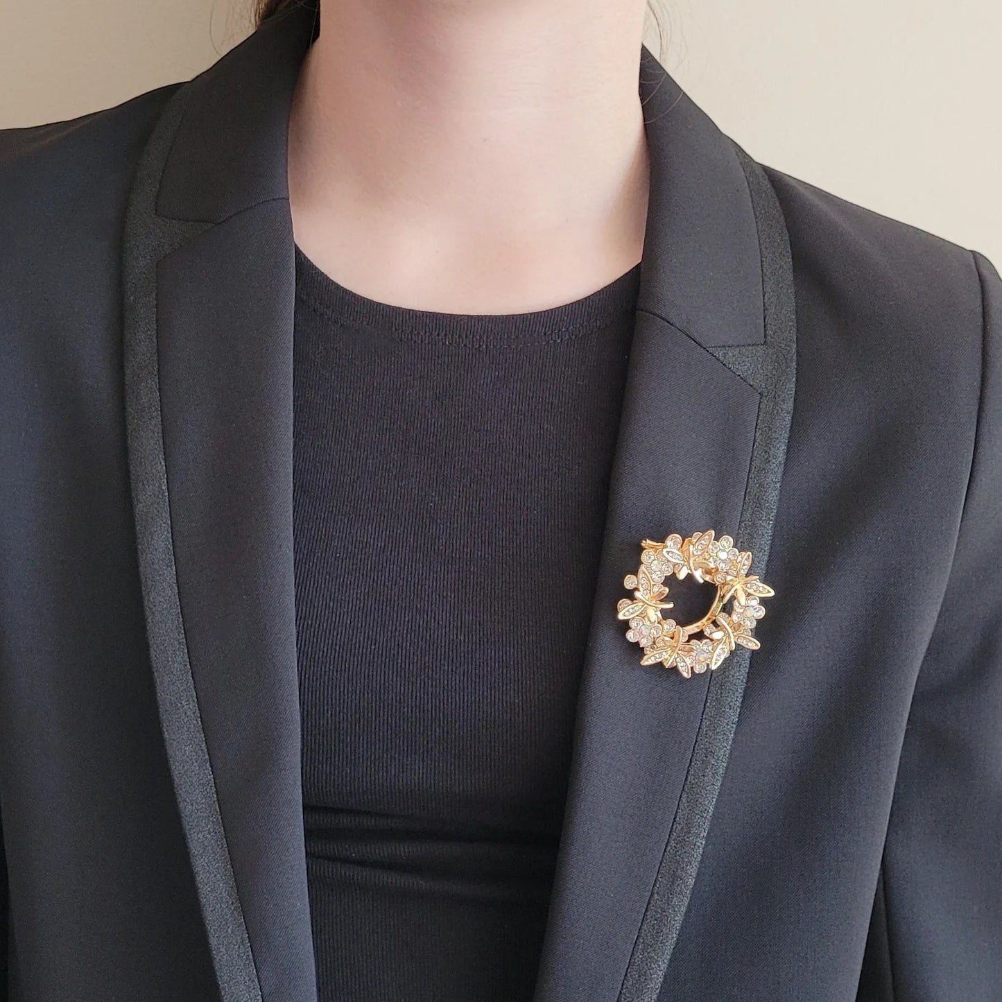 broche dorée Aurélis, une broche en forme de couronne de strass et papillons pour vêtement de femme