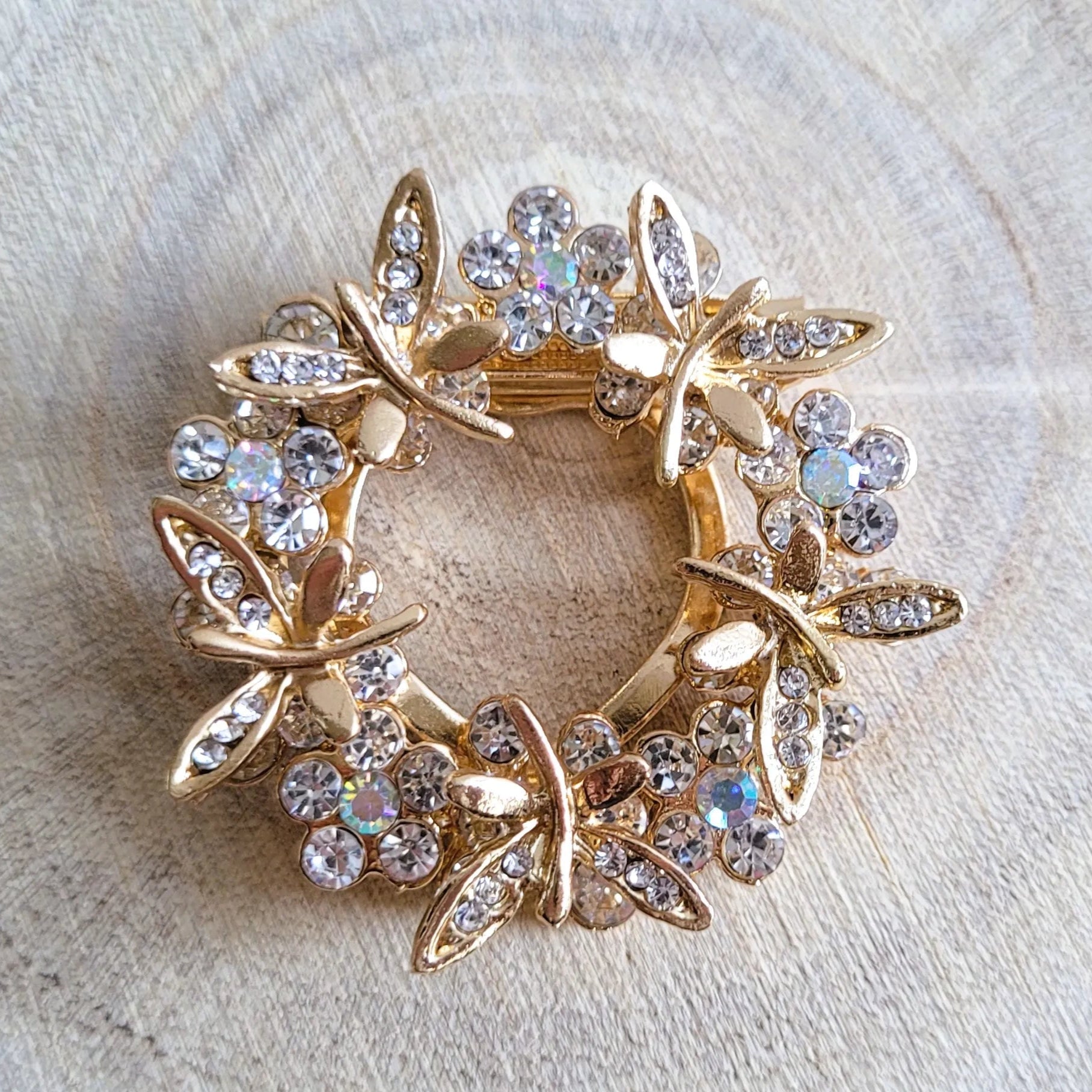 broche dorée Aurélis en couronne de strass et papillons de la collection de broches bijoux