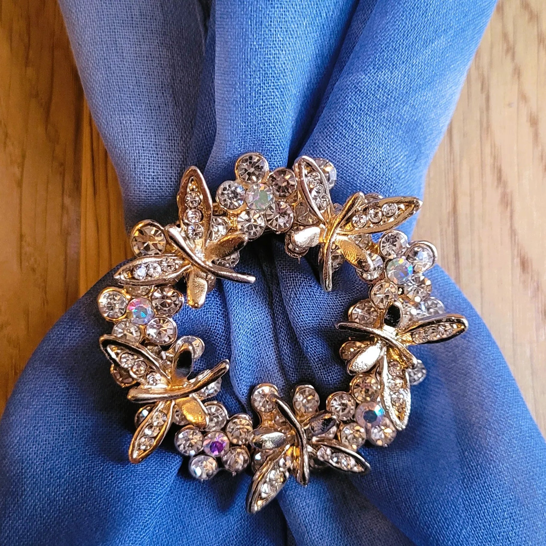 broche dorée Aurélis en forme de couronne de strass et papillons, pour nouer un foulard