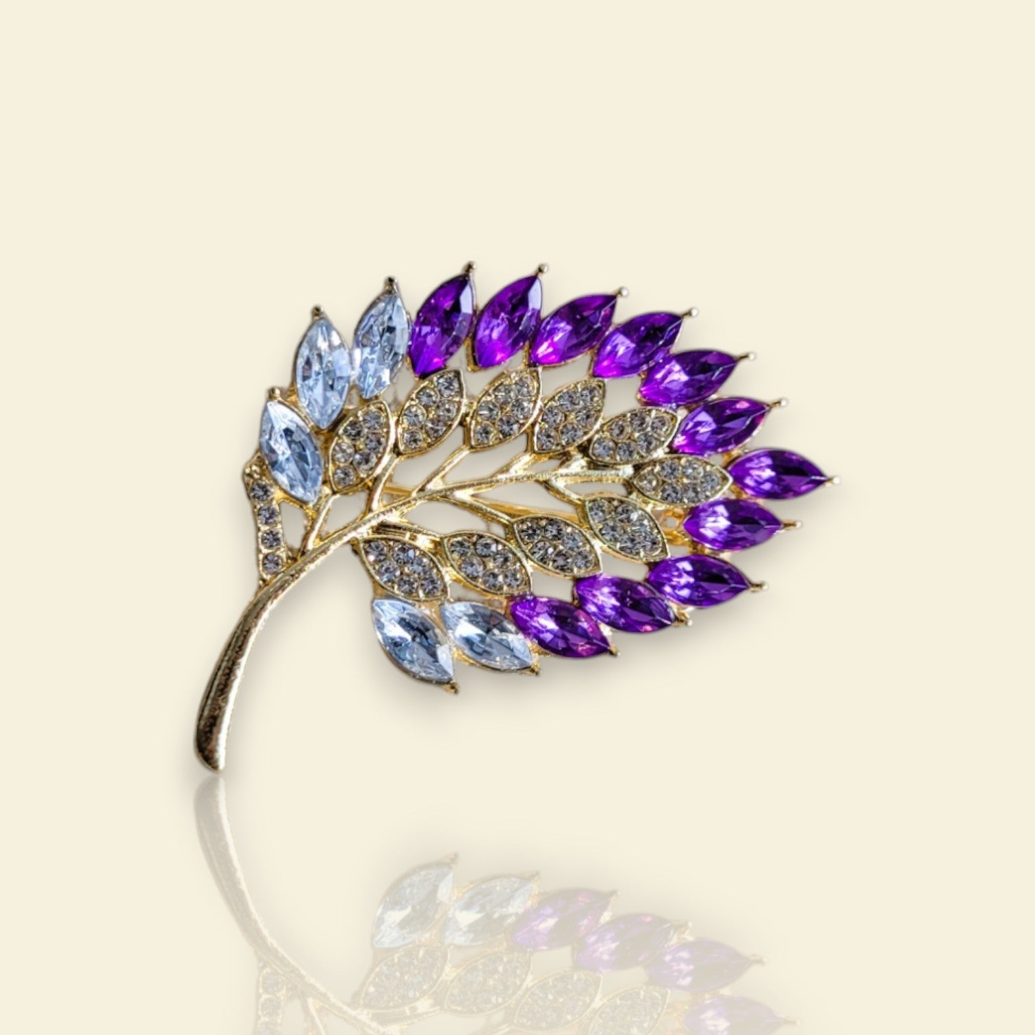 broche dorée Botanika, une broche d’une feuille strass élégante pour vêtement de femme