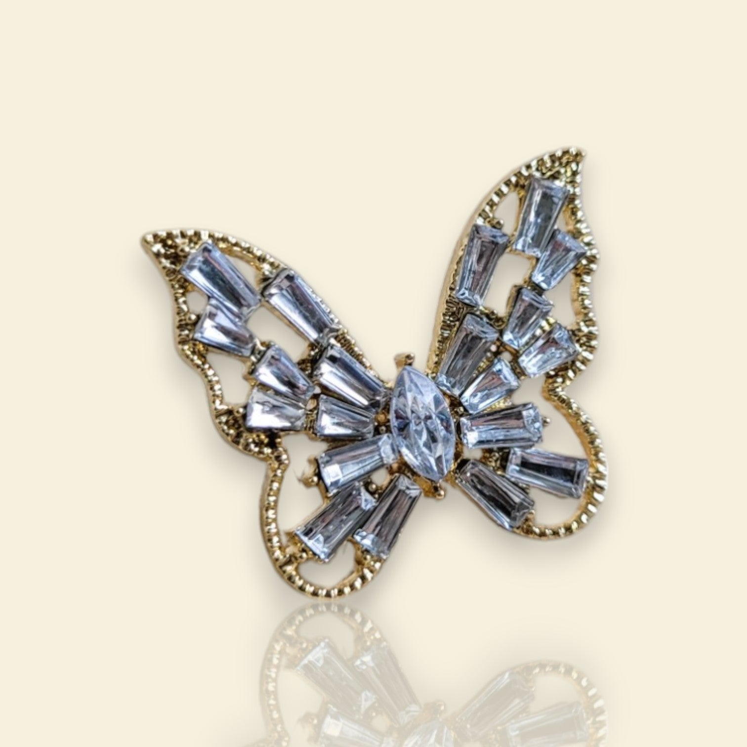 broche dorée Butterfly, une broche d’un joli papillon orné de strass pour femme chic