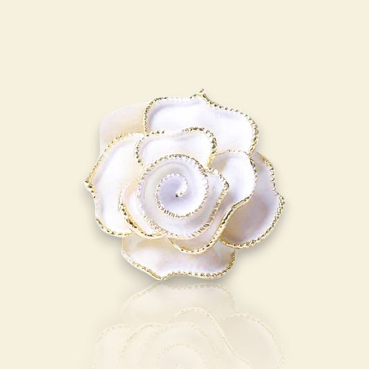 broche dorée Calypso, une broche pour vêtements en forme de fleur blanche délicate