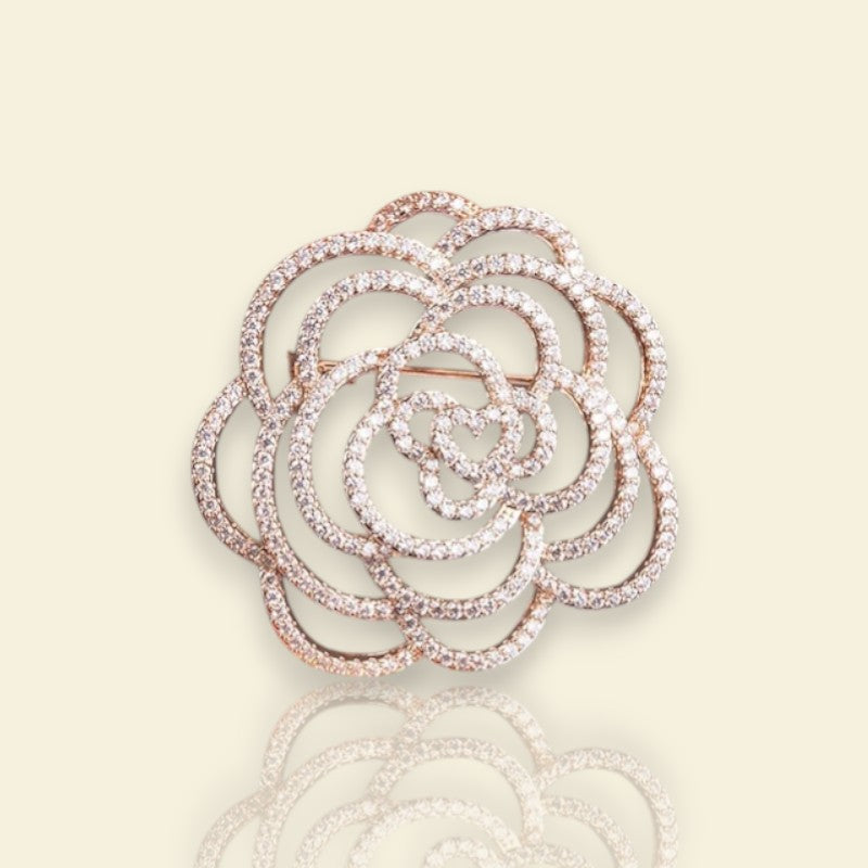 broche dorée Camélia, une broche élégante pour vêtement de femme