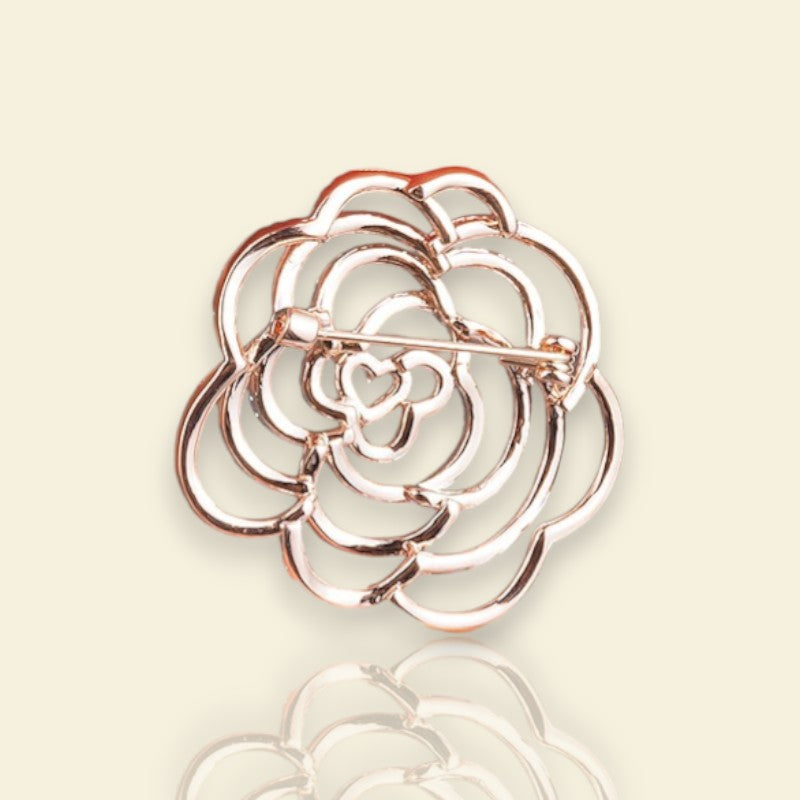 broche dorée Camélia, une broche en fleur de camélia pour vêtement de femme