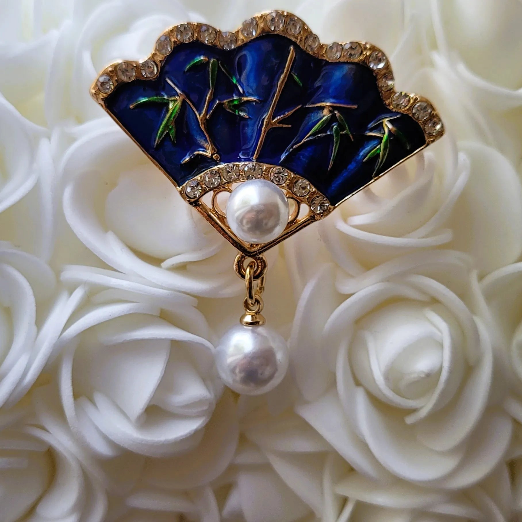 broche dorée Carmen, une broche élégante en forme d’éventail pour vêtement