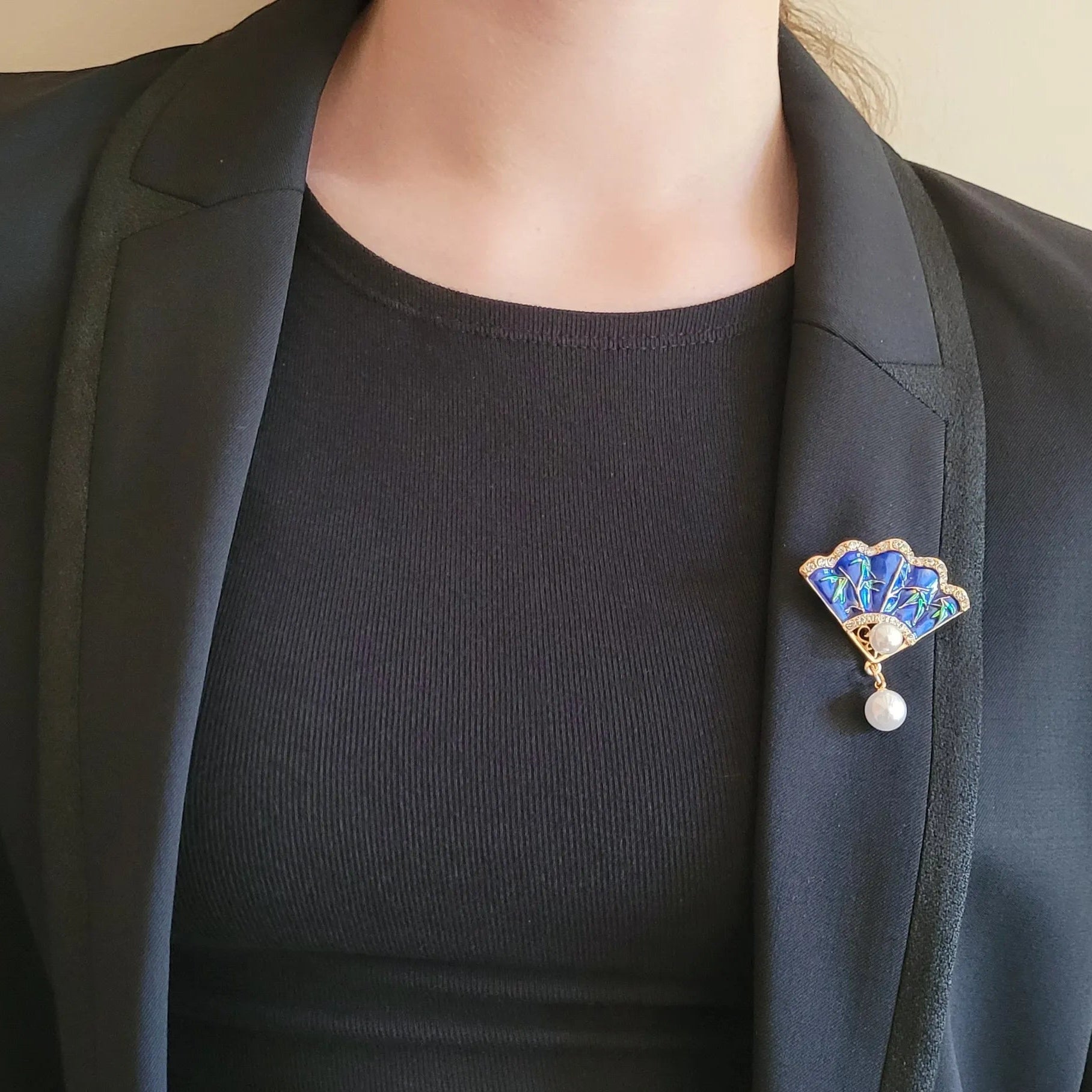 broche dorée Carmen, une broche élégante pour vêtement de femme en forme d’éventail 