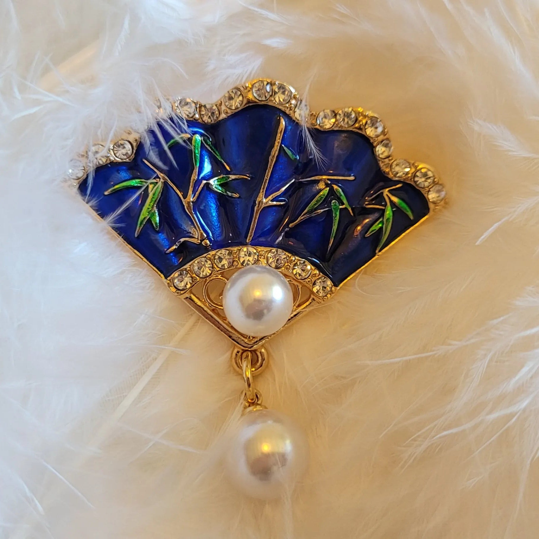broche dorée Carmen, un bijou élégant en forme d’éventail