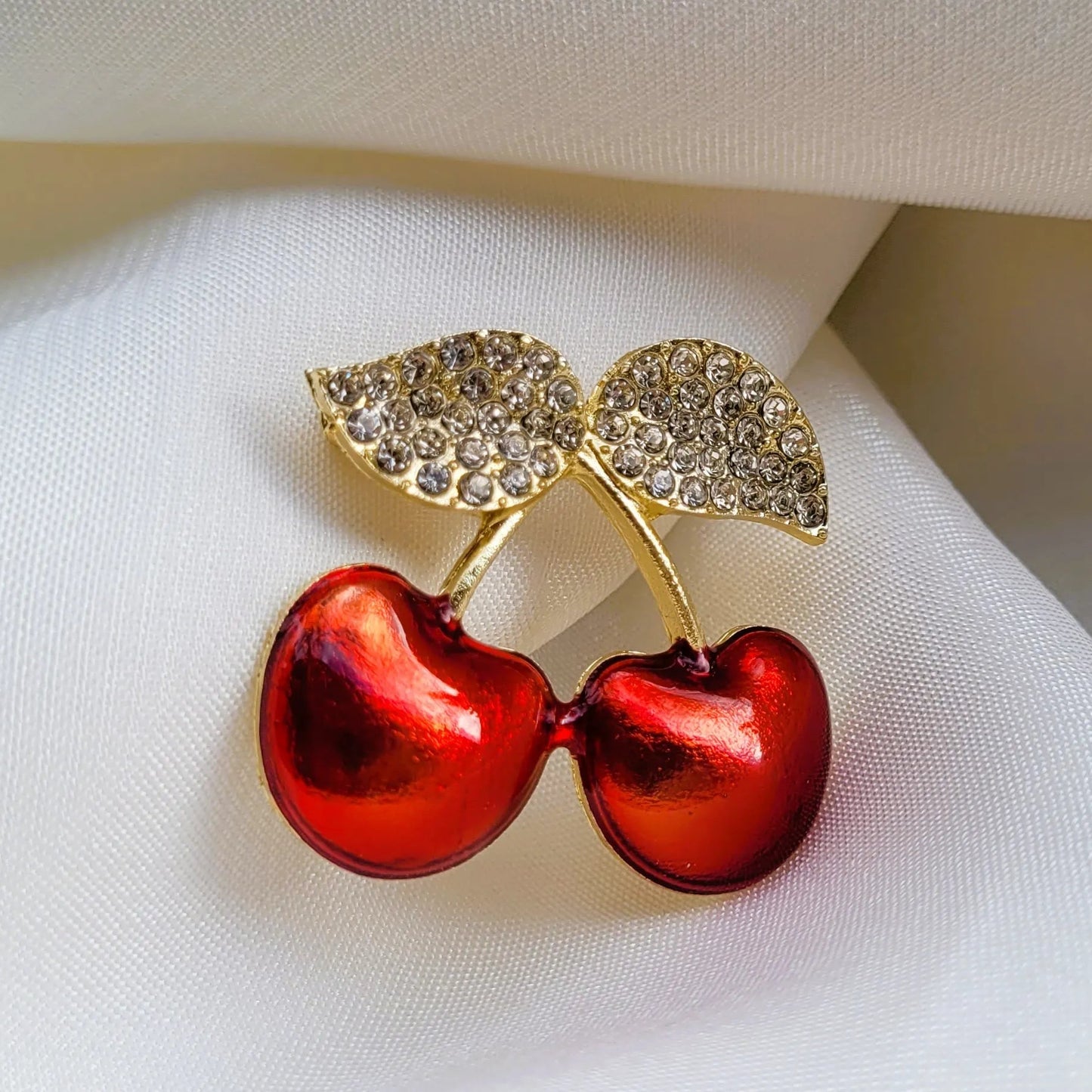 broche dorée Cerise, une broche moderne fantaisie