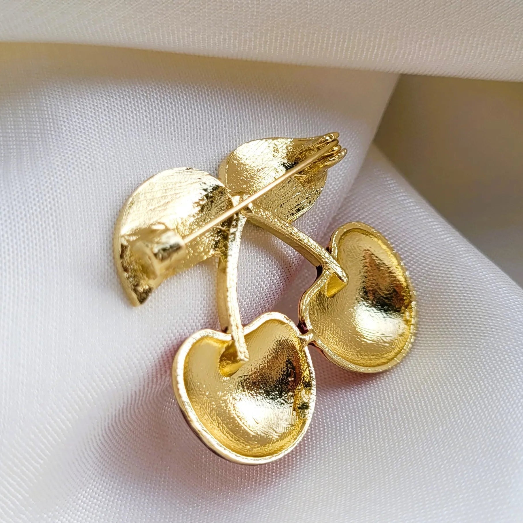 broche dorée Cerise, une broche moderne fruit gourmand