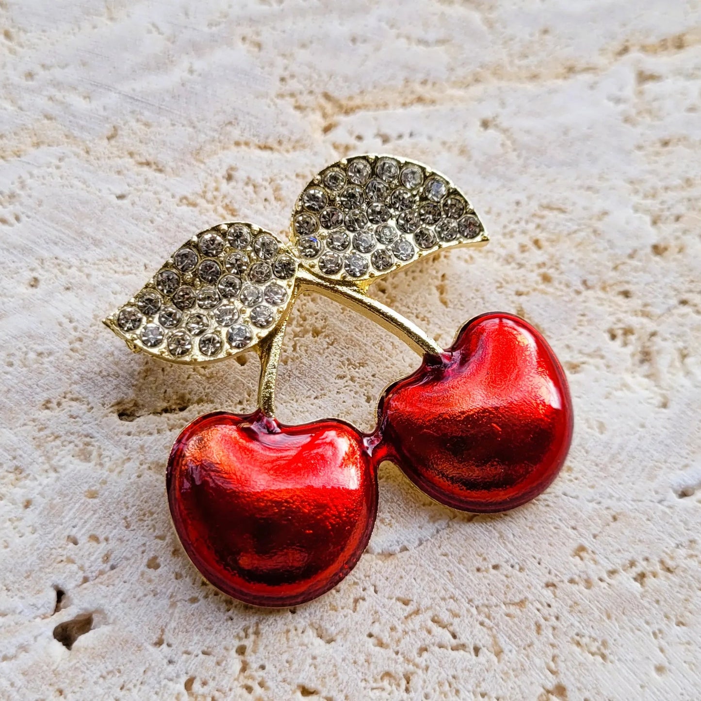 broche dorée Cerise, une broche fantaisie pour vêtement