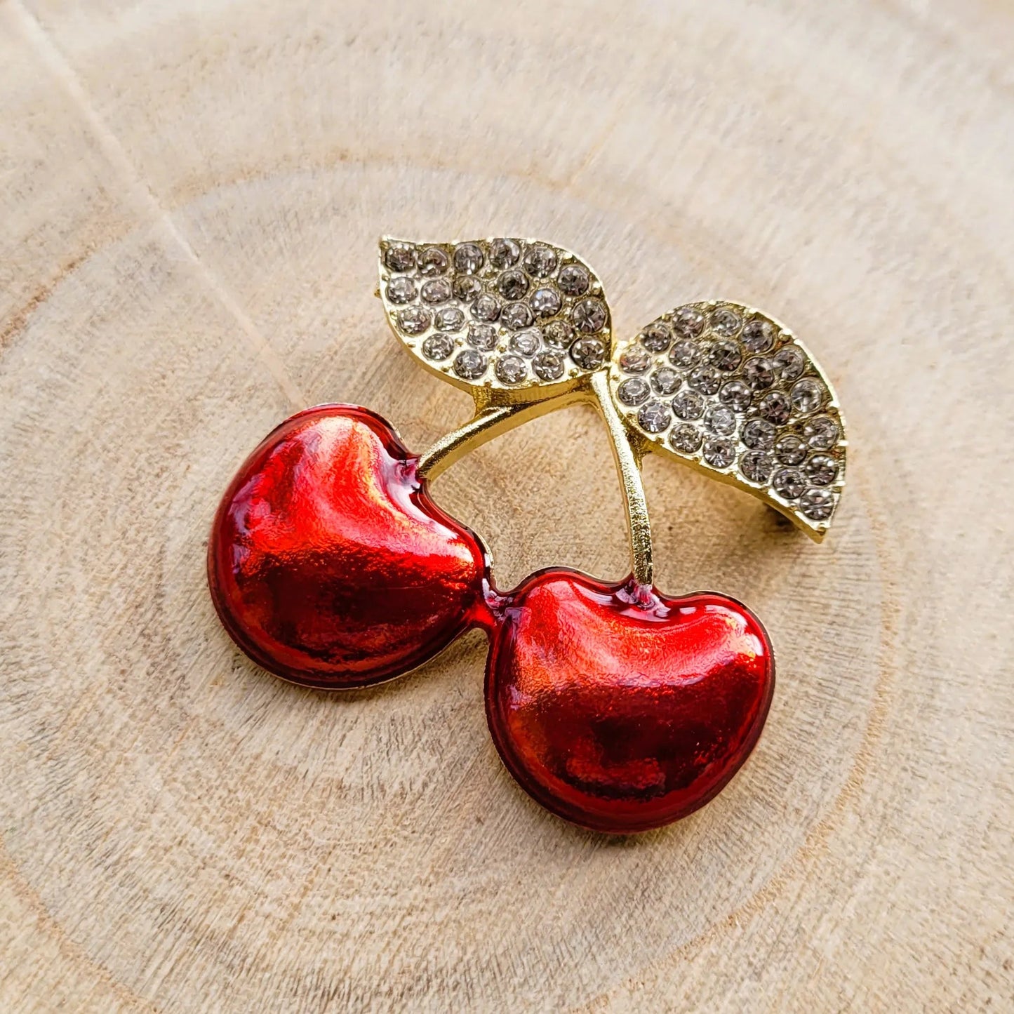broche dorée Cerise, une broche fruit gourmand pour vêtement 