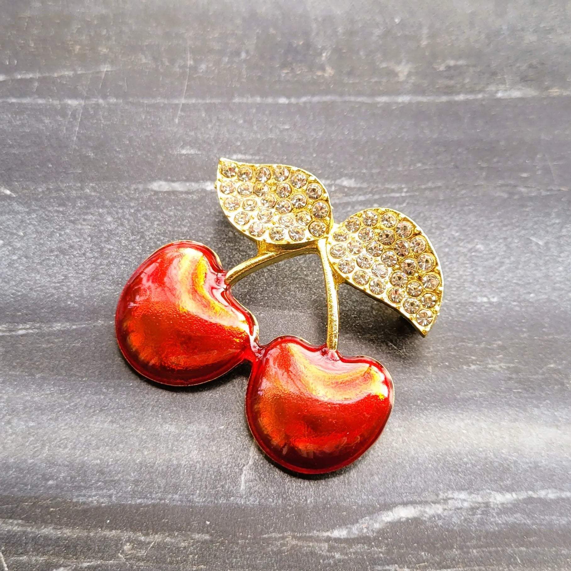 broche dorée Cerise, une broche fruit gourmand pour vêtement de femme