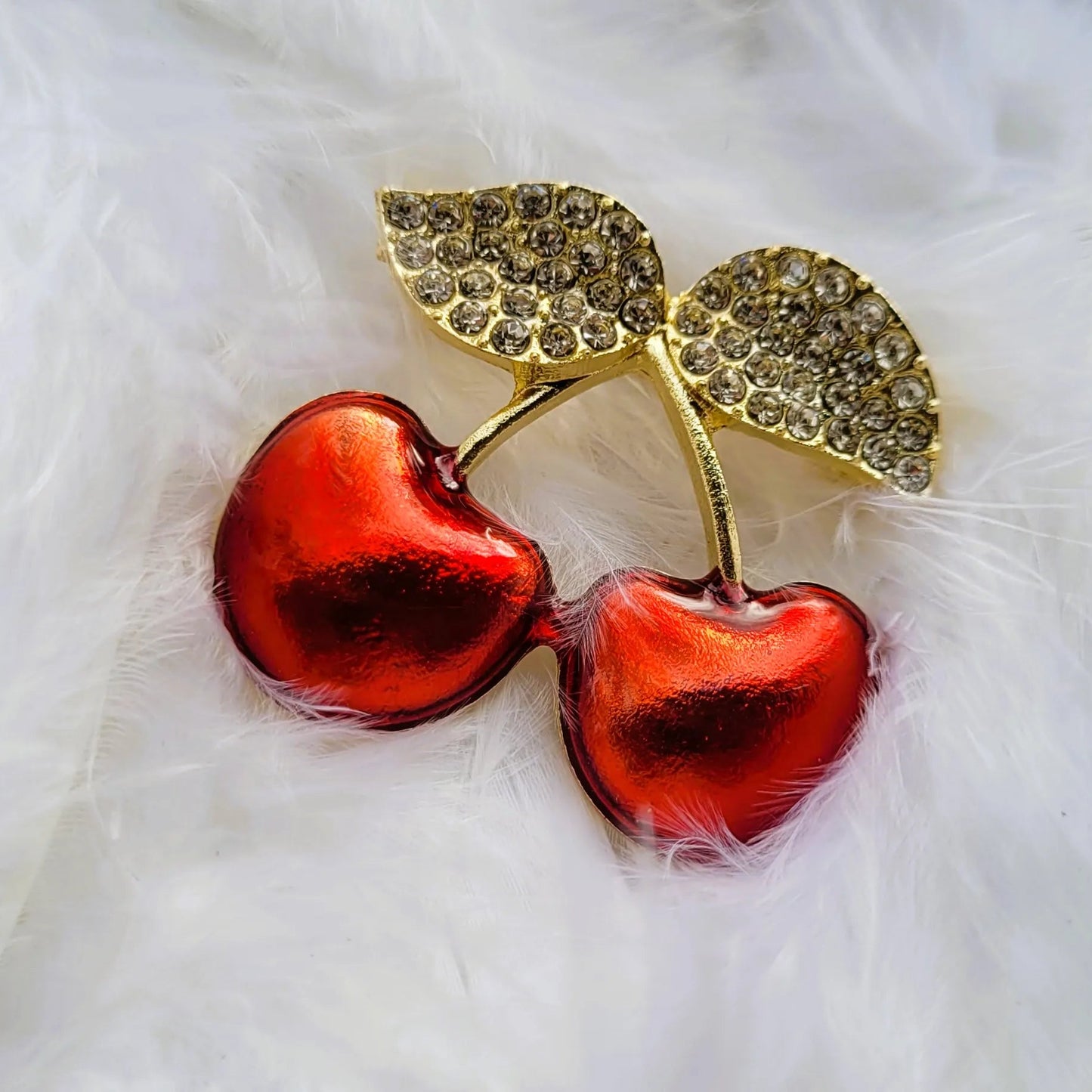 broche dorée Cerise, un bijou fantaisie