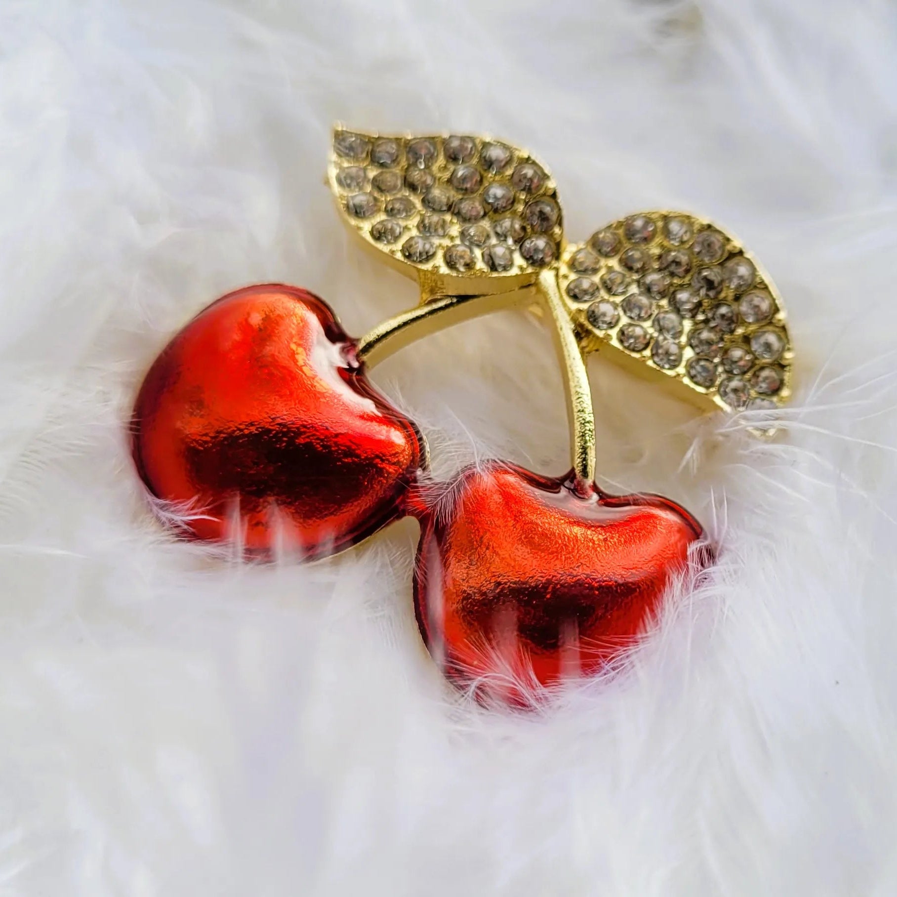 broche dorée Cerise, un bijou fruit gourmand