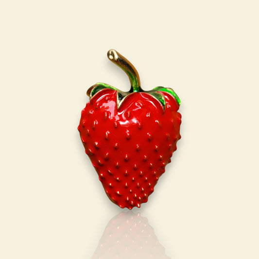 broche dorée Charlotte, une broche fraise, bijou tendance en 2025