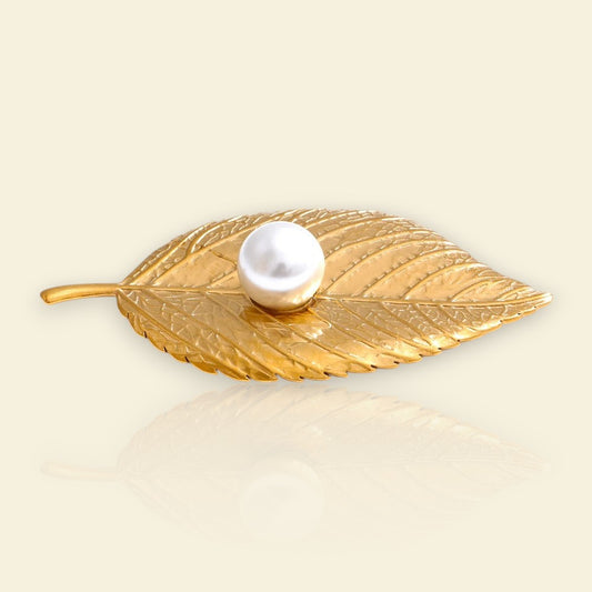 broche dorée Cybèle, une broche feuille, bijou tendance en 2025