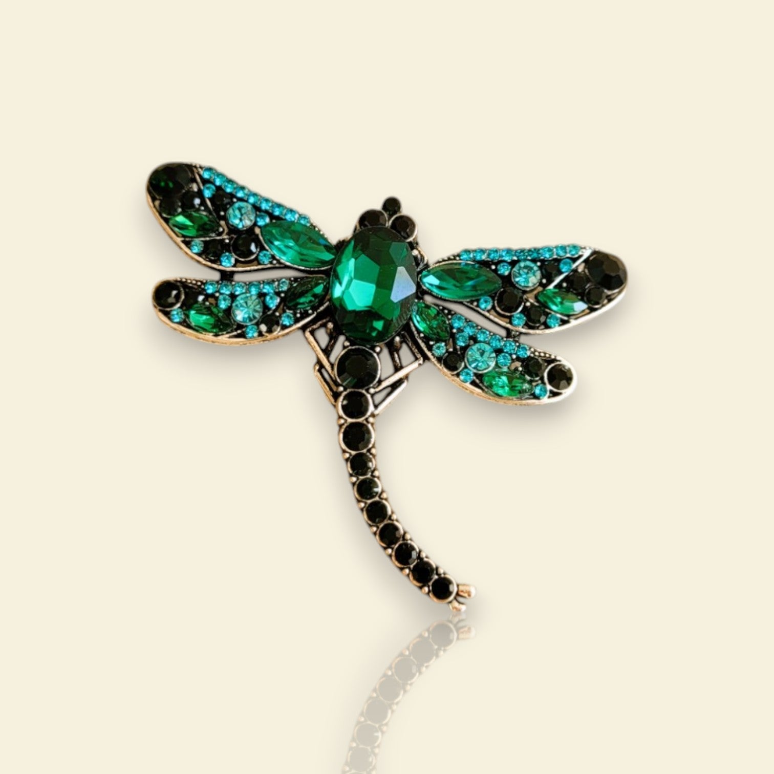 broche dorée Demoiselle d’une libellule ornée de strass verts de la collection de broches bijoux