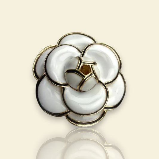 broche dorée Eulalie, une broche blanche de caractère pour vêtement de femme