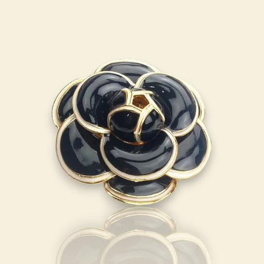 broche dorée Eulalie, une broche noire de caractère pour vêtement de femme