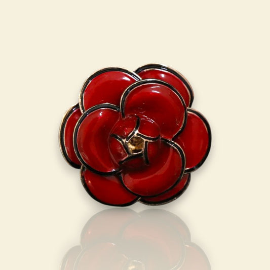 broche dorée Eulalie, une broche rouge de caractère pour vêtement de femme