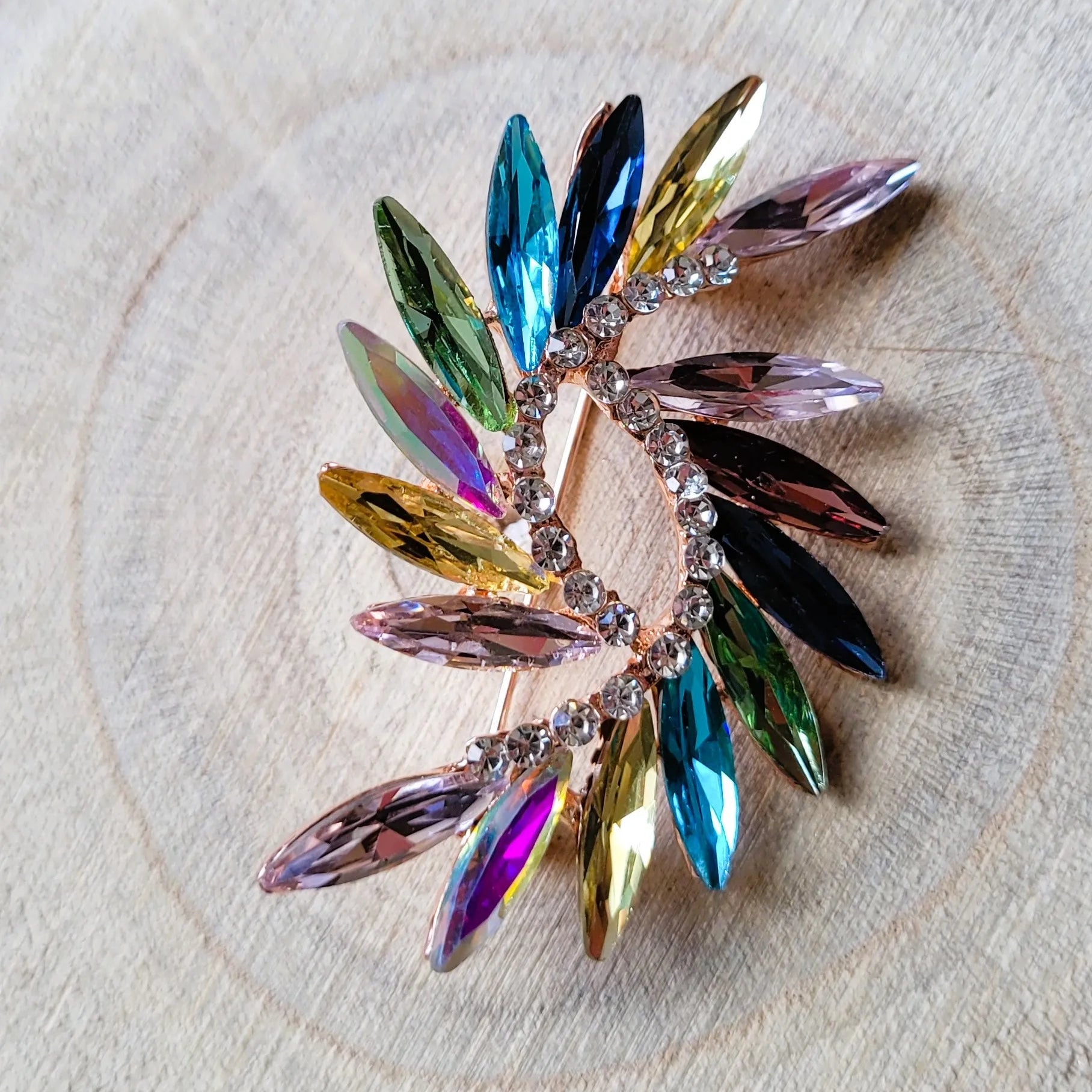 Broche bijou hérisson acier doré et strass cristal multicolore Broche bijou hérisson acier doré et strass cristal multicolore