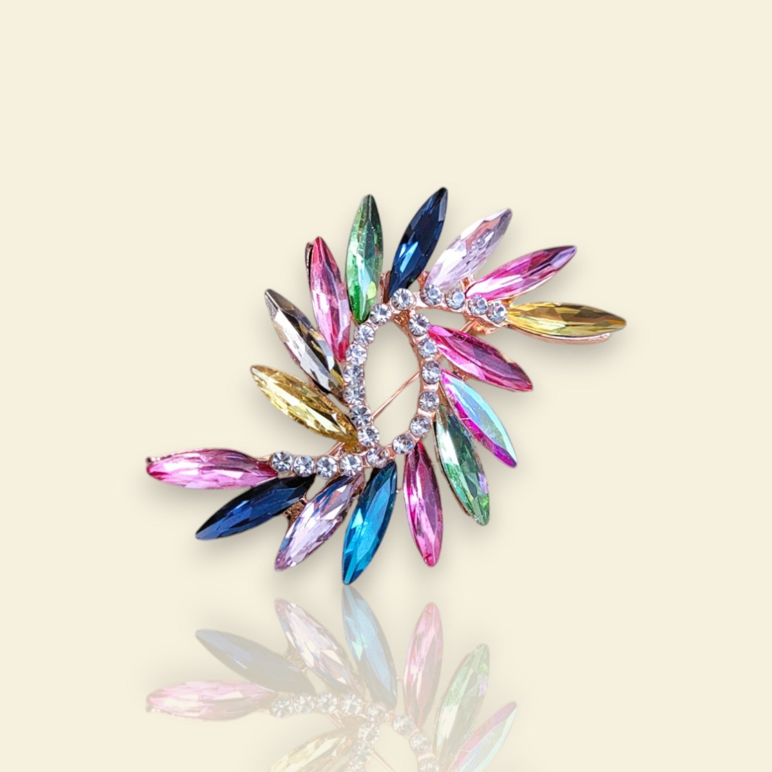 broche dorée Euphorie, une broche aux courbes éclatantes pour femme chic