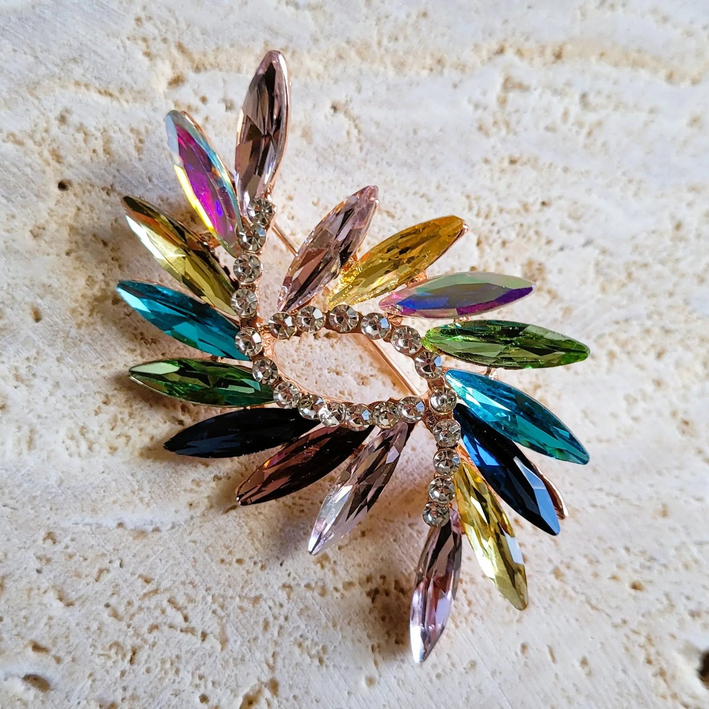 broche dorée Euphorie, une broche pour vêtement aux courbes éclatantes
