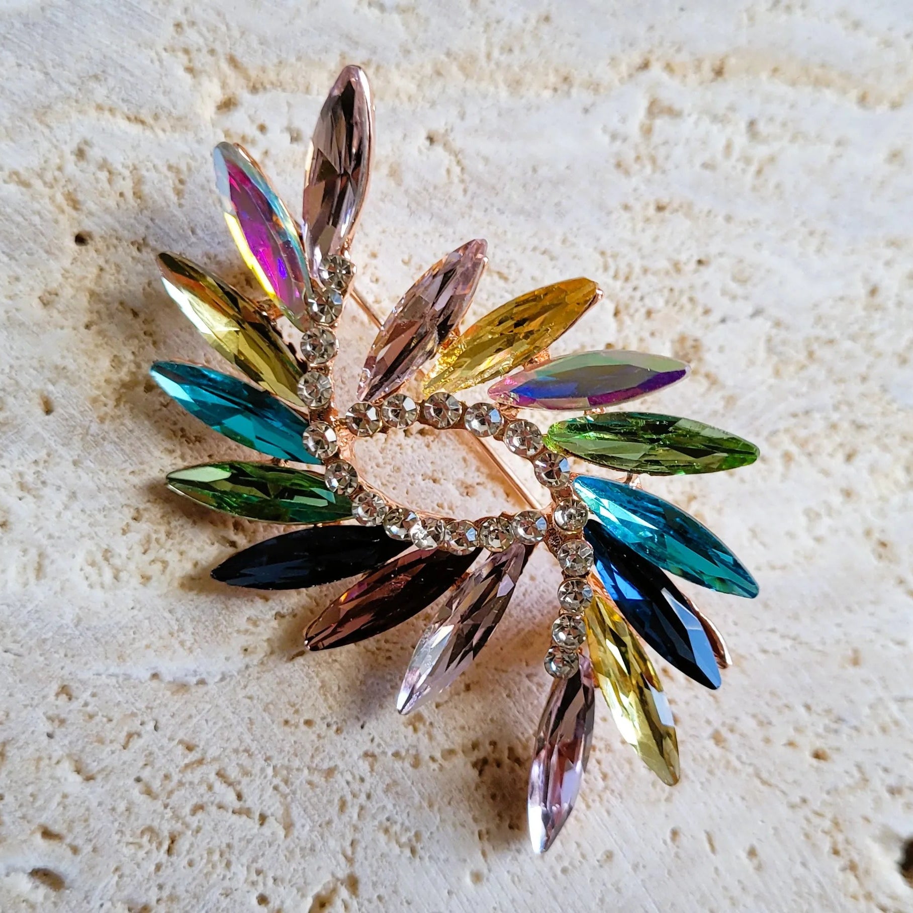 broche dorée Euphorie, une broche pour vêtement aux courbes éclatantes